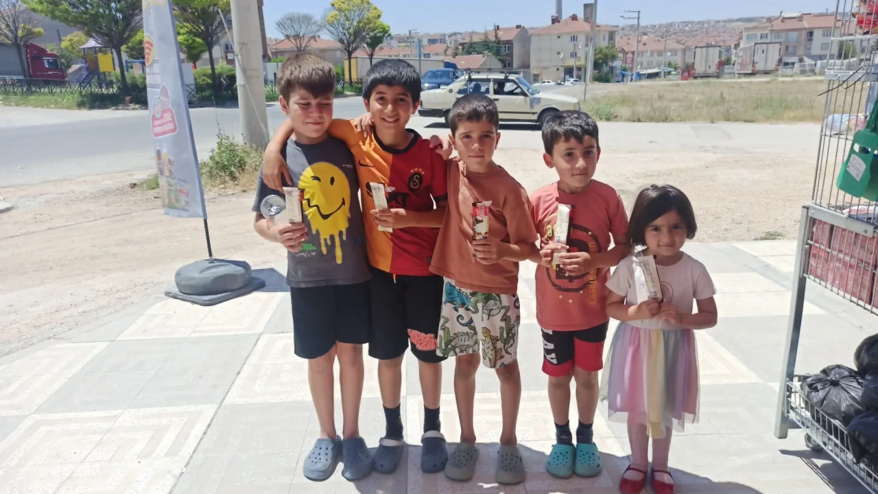 Eskişehir’de Çevre Temizliği Yapan Çocuklara Esnaftan Tatlı Sürpriz