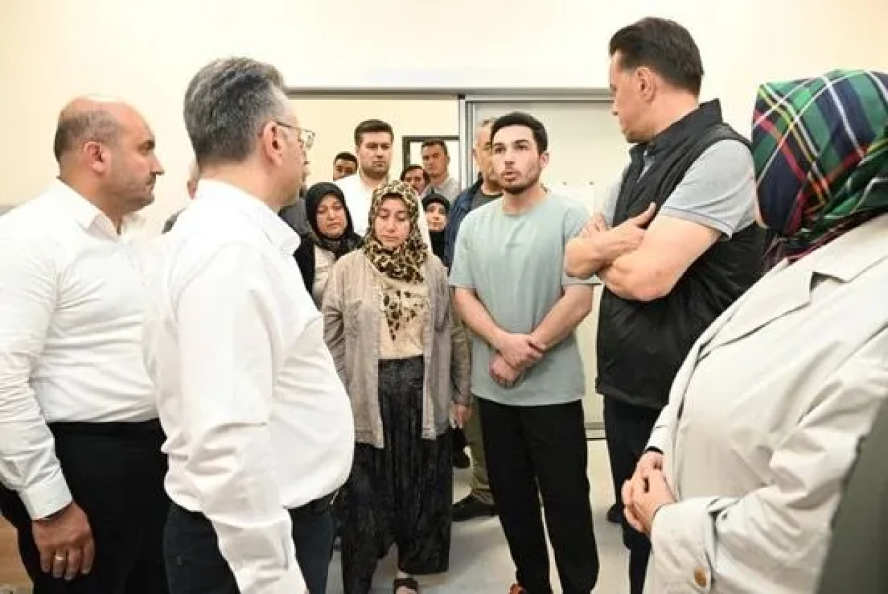VALİ AKSOY VE BERABERİNDEKİ HEYETTEN YARALI ORMAN İŞÇİLERİNE ZİYARET