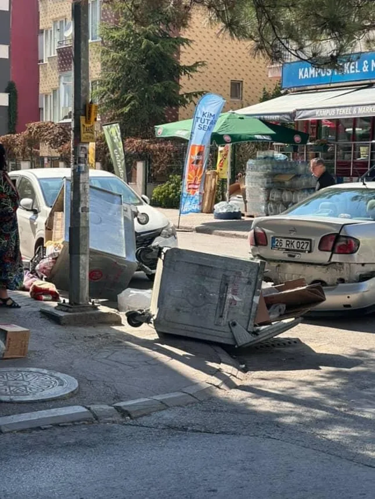 Bahçelievler Billur Sokak’ta Kaza: Çöpe Çarpan Araç Park Halindeki Araca Zarar Verdi
