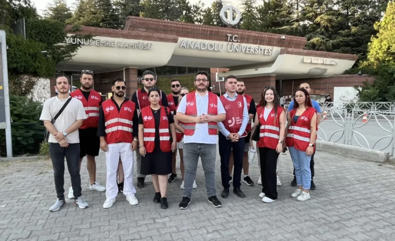 CHP Gençlik Kolları’ndan Anadolu Üniversitesi Önünde Disiplin Soruşturmalarına Tepki