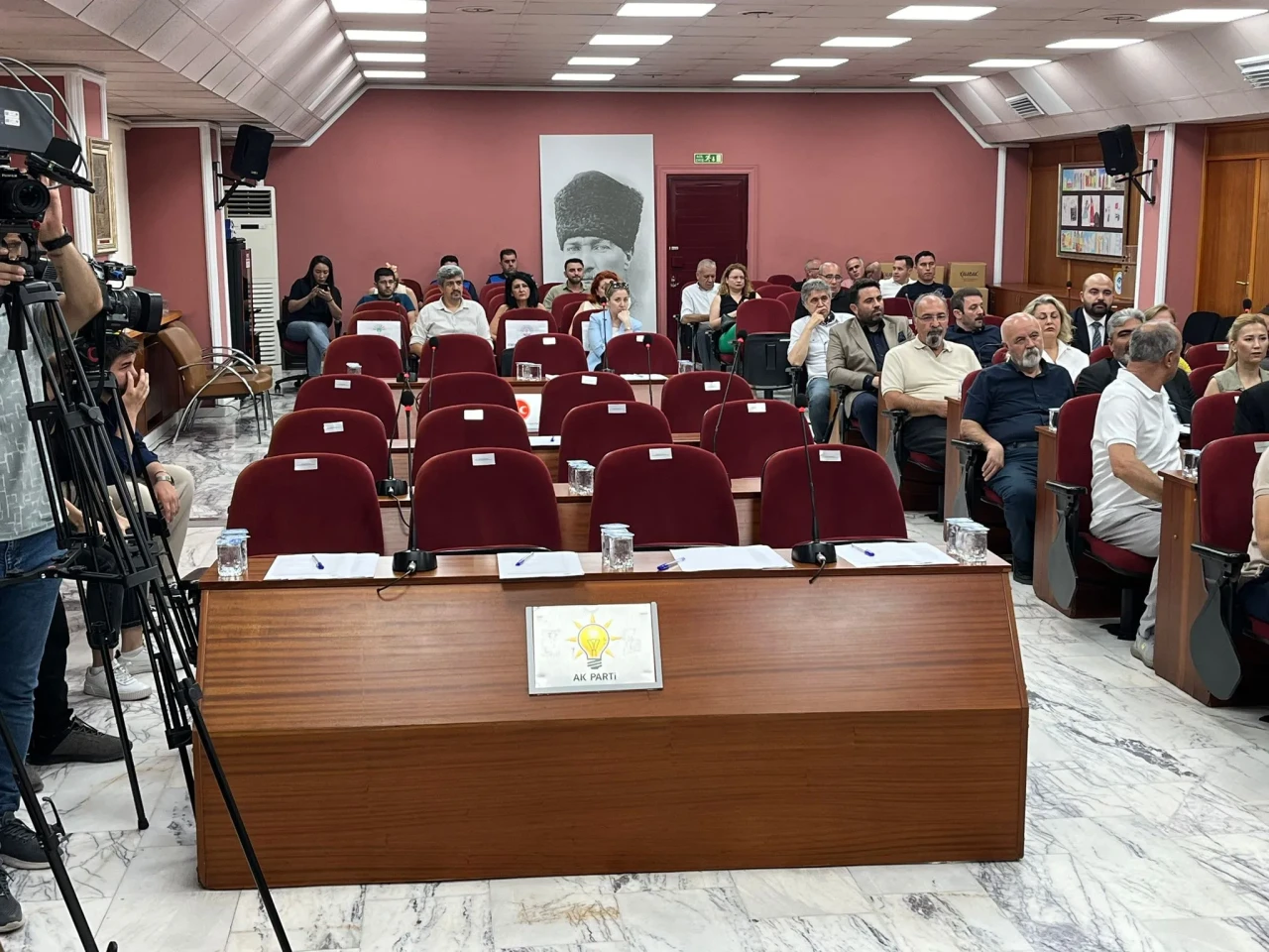 Leman Dergisi Gerginliği: AK Parti ve MHP’li Üyeler Meclis Toplantısını Boykot Etti