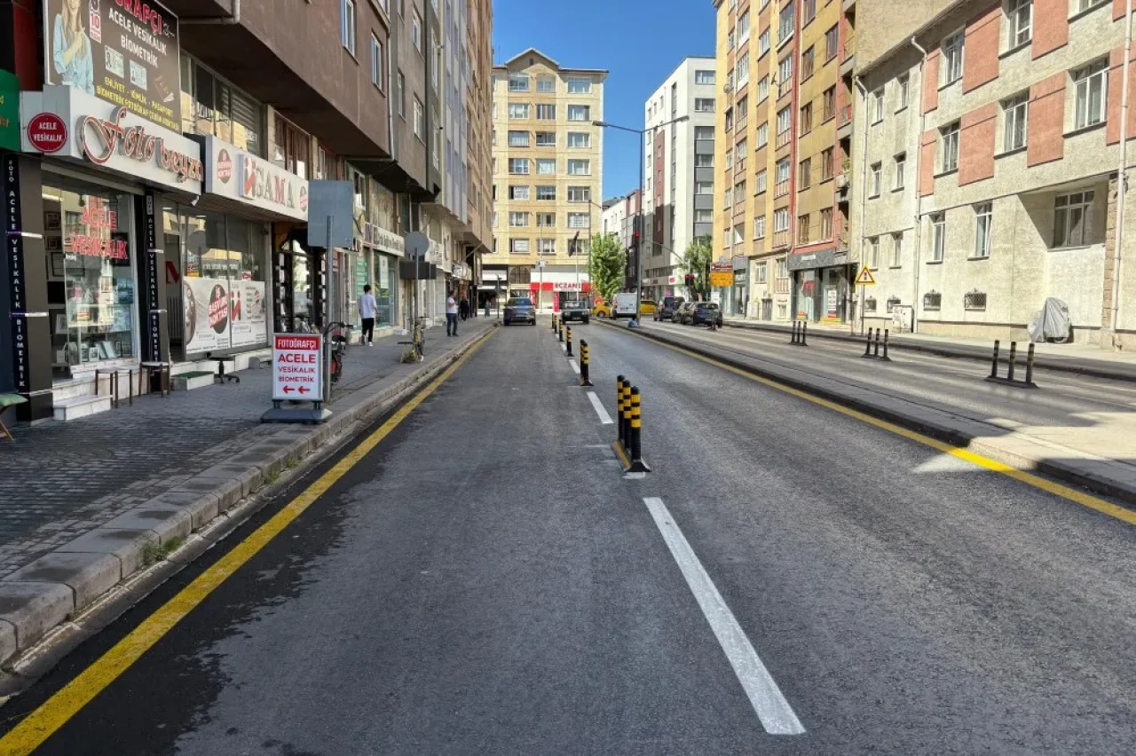Eskişehir’de Trafik Güvenliği ve Konforu İçin Yol Çizgi ve Tabela Çalışmaları Sürüyor