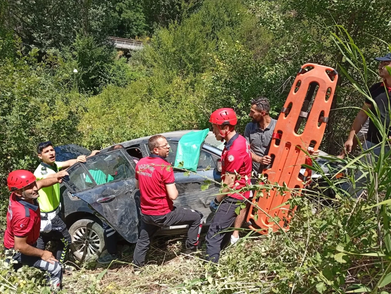 Bozüyük’te Otomobil Şarampole Devrildi