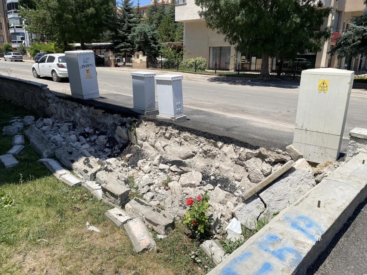 Pazarcıların Kamyonları Bahçe Duvarını Yıktı