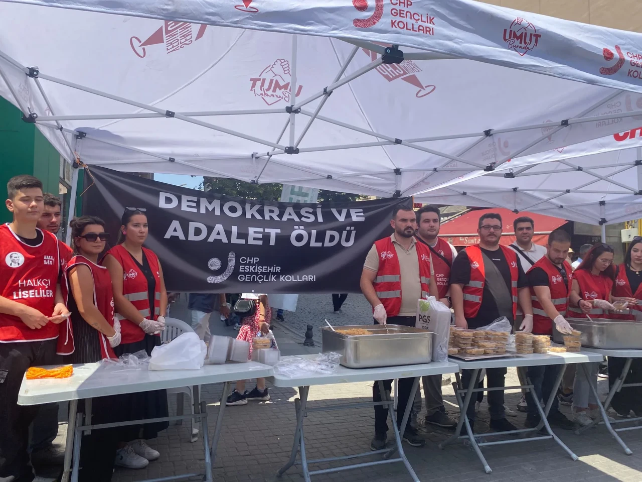 Demokrasi ve Adalet Öldü Diye Helva Dağıttılar