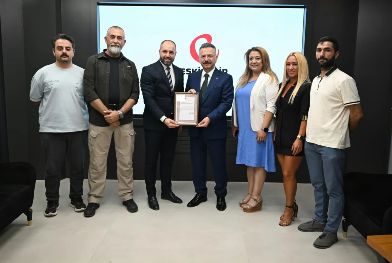 Vali Aksoy, Eskişehir Durum Haber Ajansı'nı ziyaret ederek başarılarını kutladı