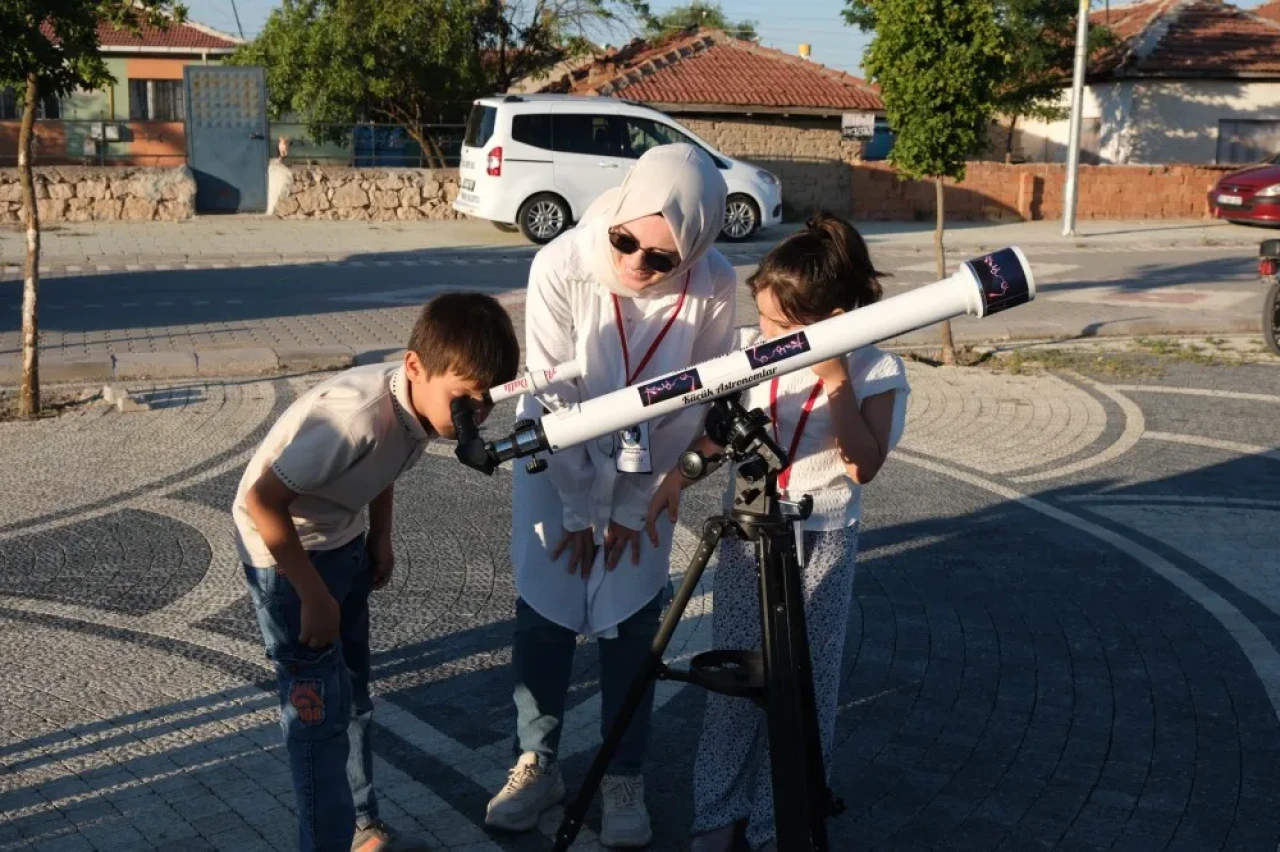 Gökyüzüne meraklı yüzlerce kişi Mahmudiye’de bir araya geldi