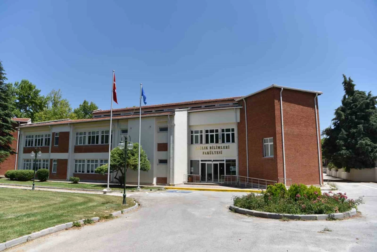 Anadolu Üniversitesi Sağlık Fakültesi, Uzman Personel Yetiştiriyor