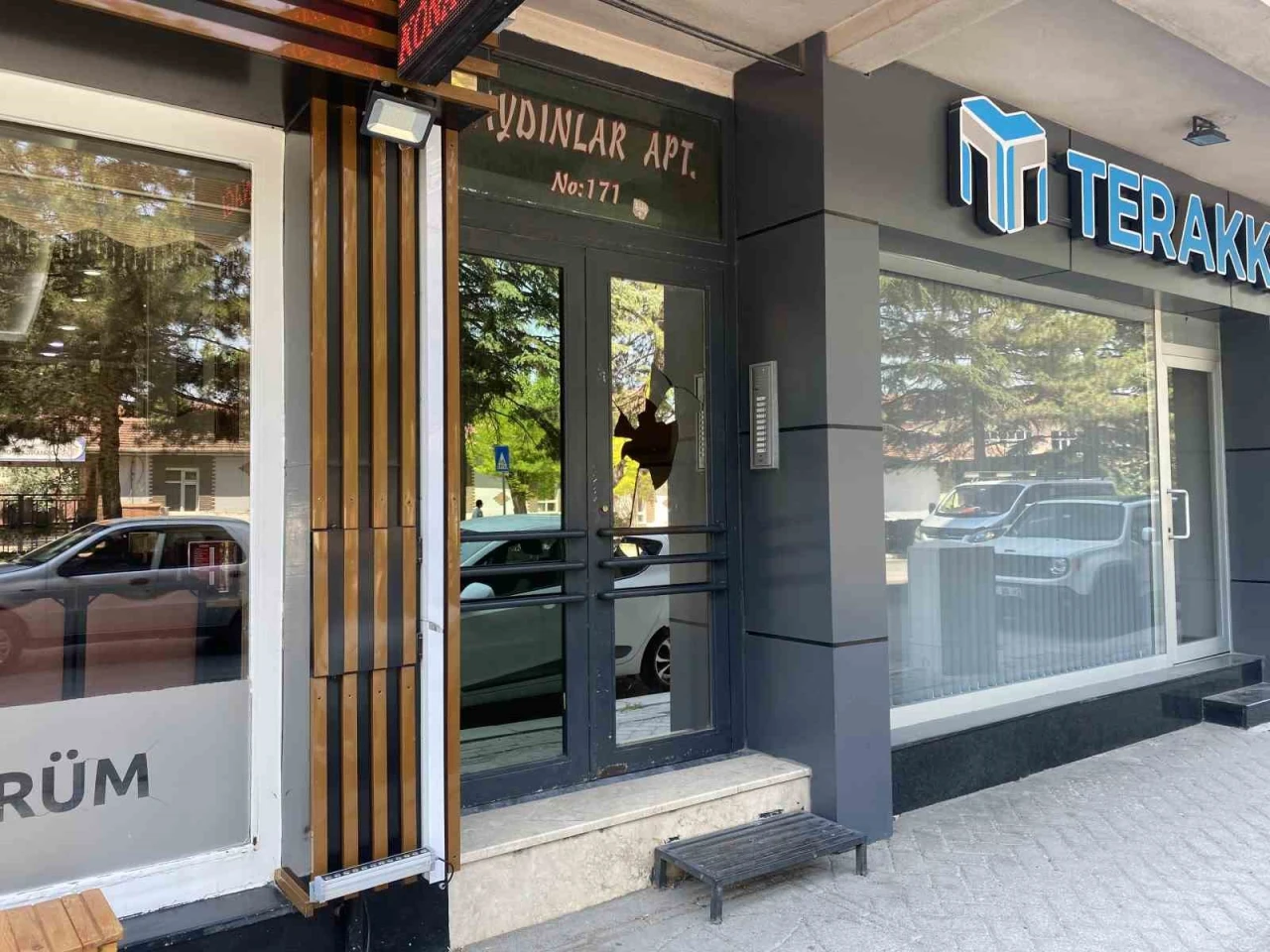 Apartman kapısına taş fırlatıldı, sakinler şikayetçi oldu!