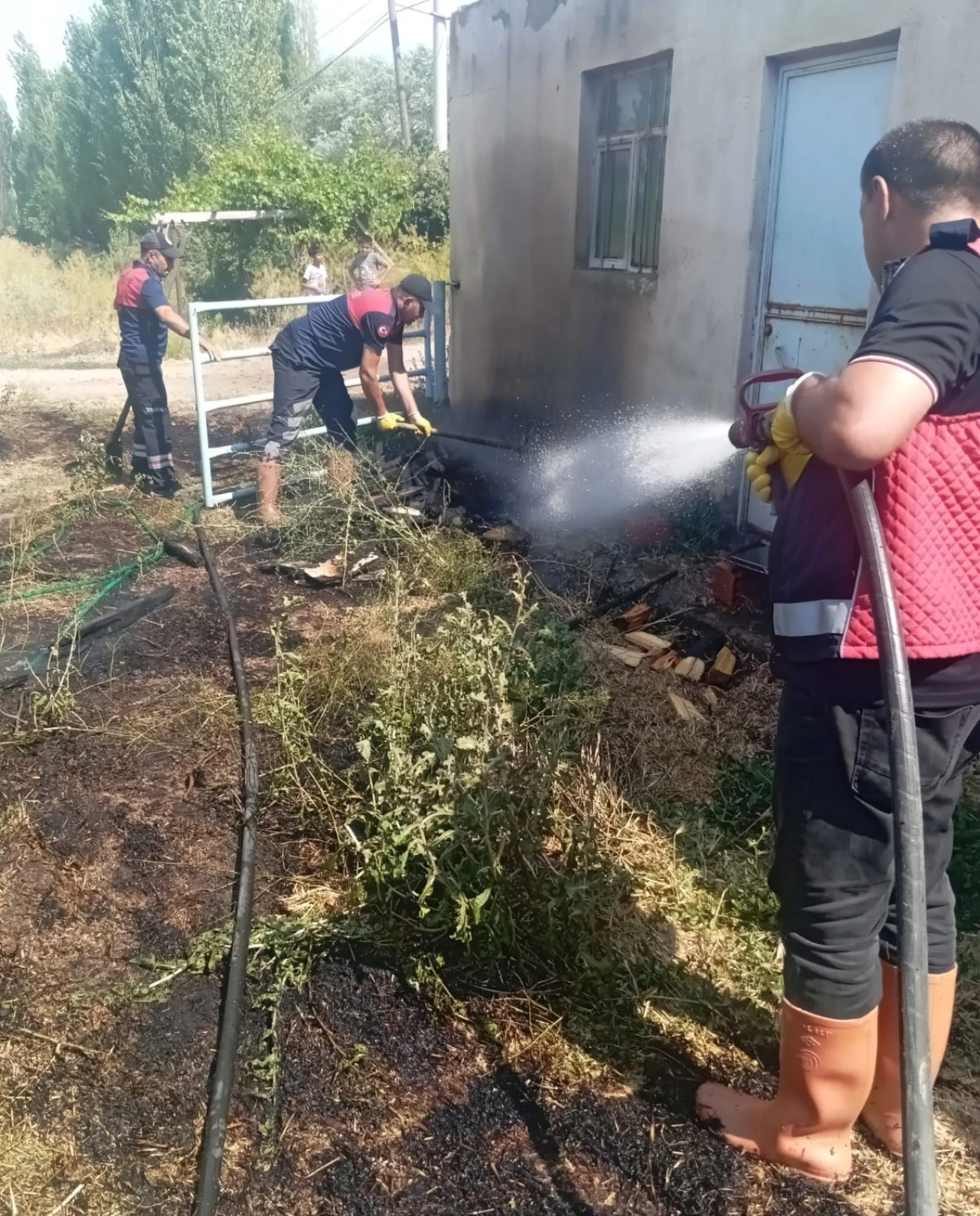 Şuhut’ta Besihane Bahçesindeki Yangın Korkuttu