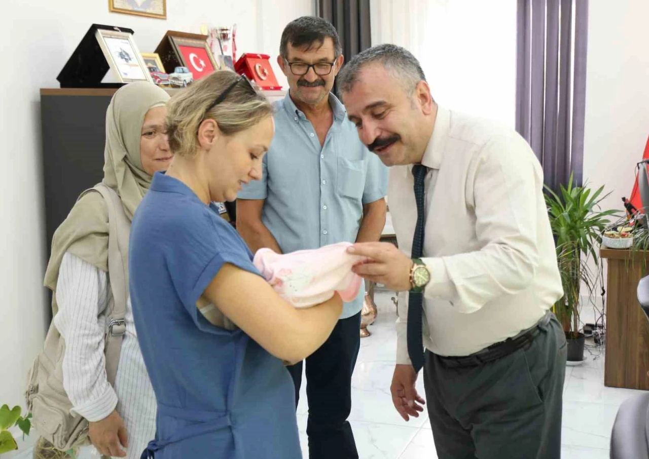 Eskişehir'de Bir Haftalık Bebek, Kuruma Girmeden Koruyucu Ailesiyle Buluştu