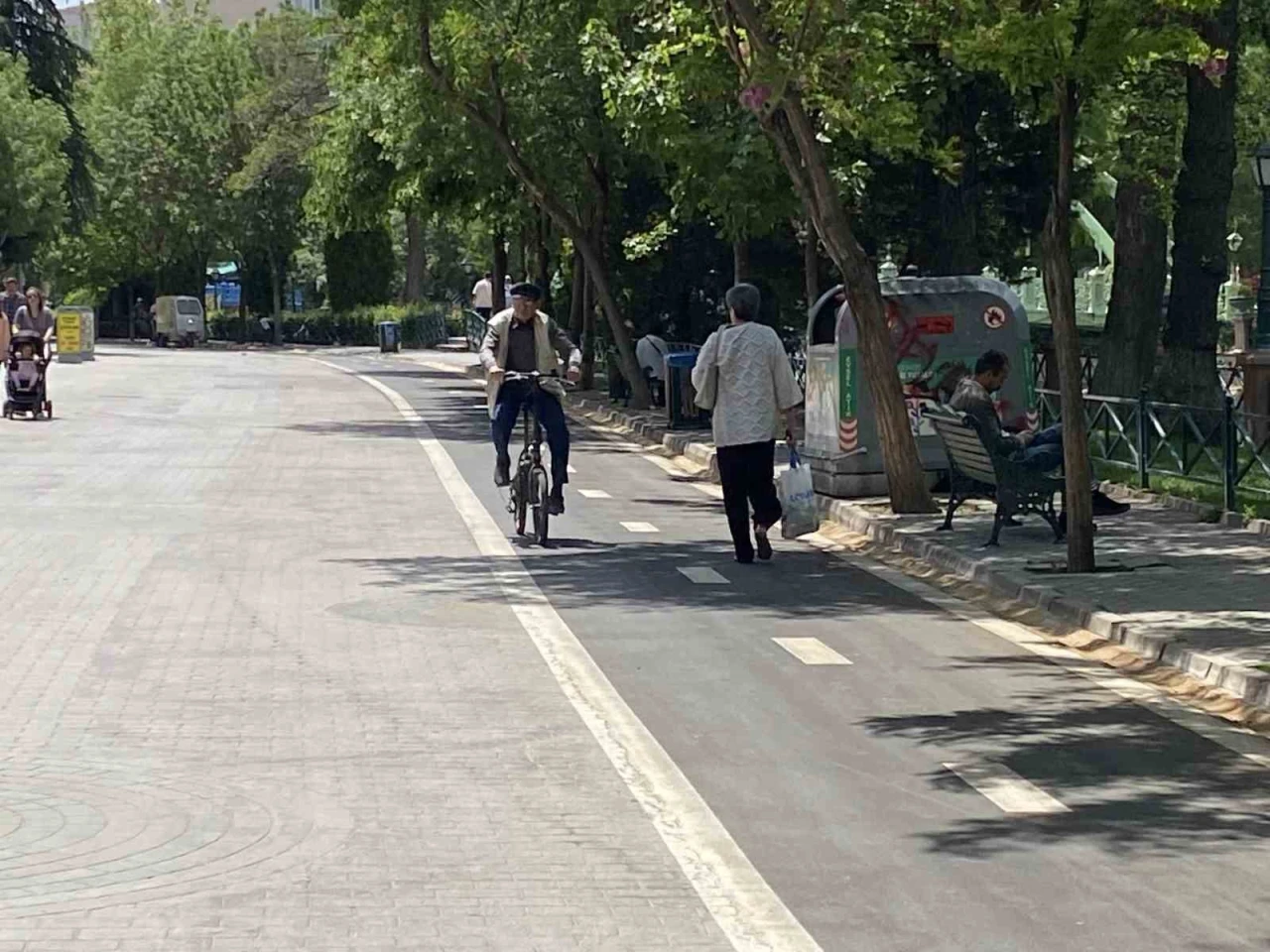 Yaya mı Geçecek, Bisiklet mi Sürecek? Adalar’da İlginç Görüntüler
