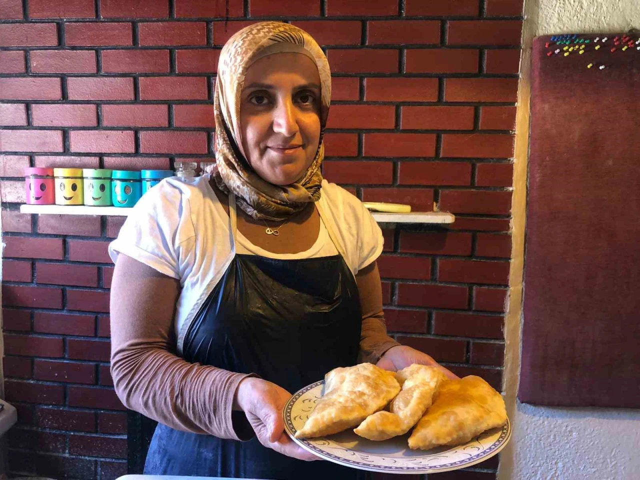 Eskişehir'in vazgeçilmezi çi börek, yerli ve yabancı turistlerin ilgisini çekiyor