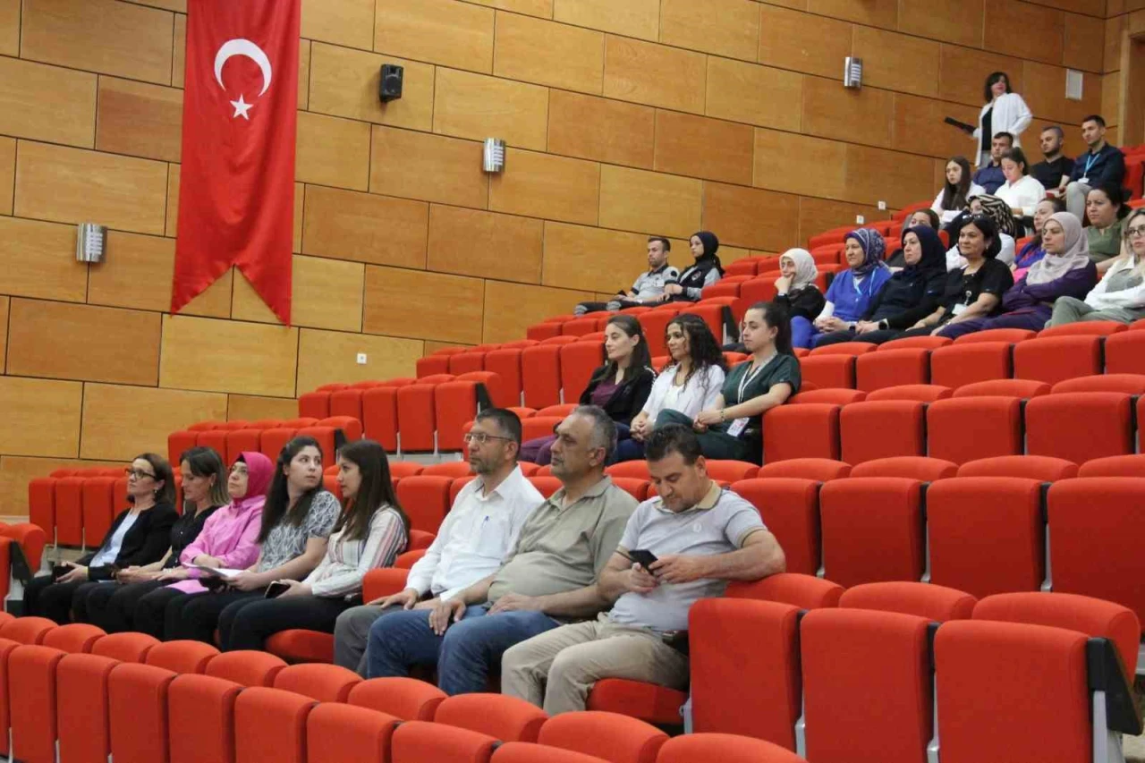 Sağlıkçılara İletişim Dersi: Empati, Beden Dili ve Etkin Dinleme Masaya Yatırıldı