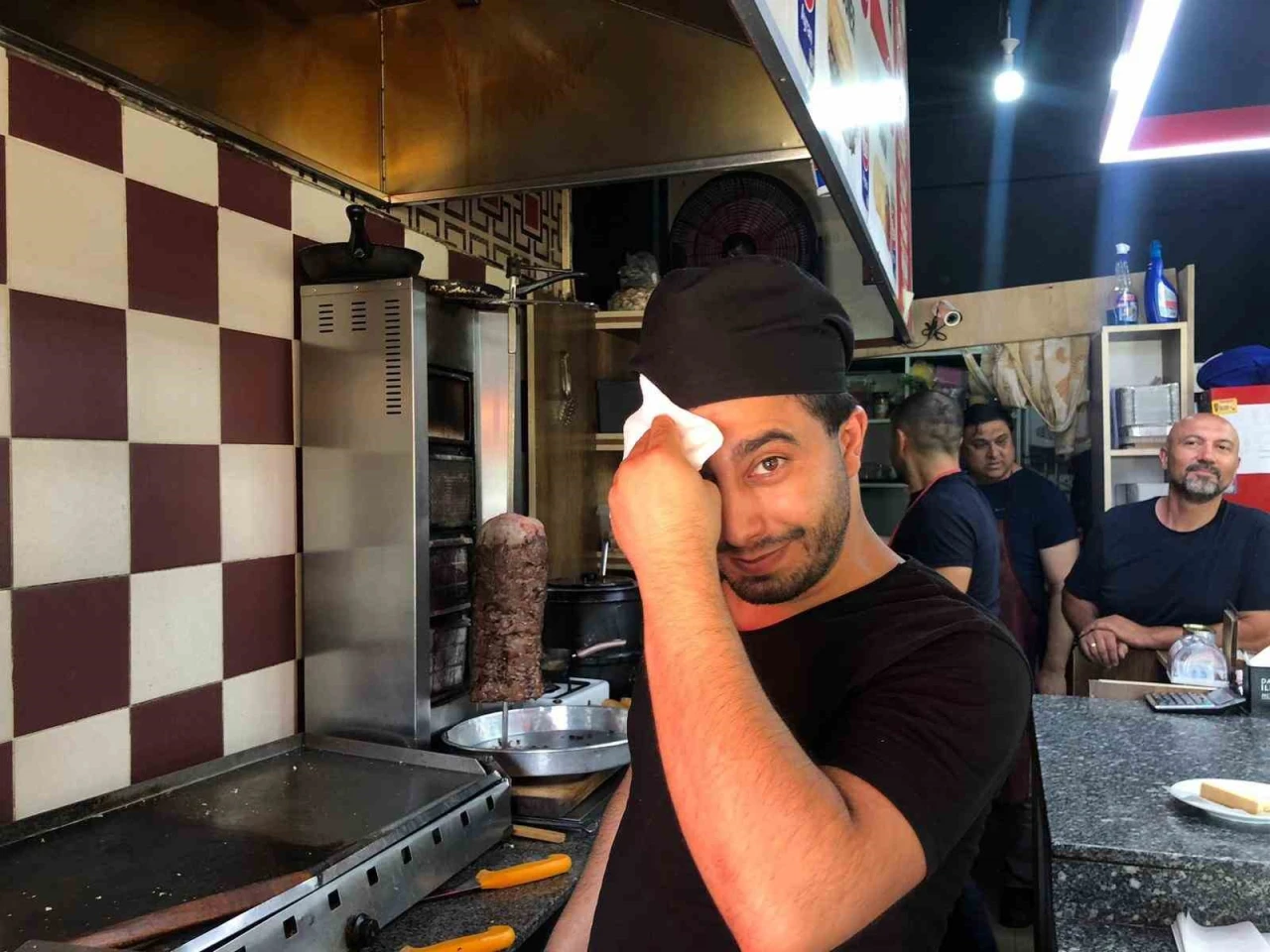 Eskişehir'de döner ustaları, aşırı sıcaklarda ocak başında zorlu mesai yapıyorlar