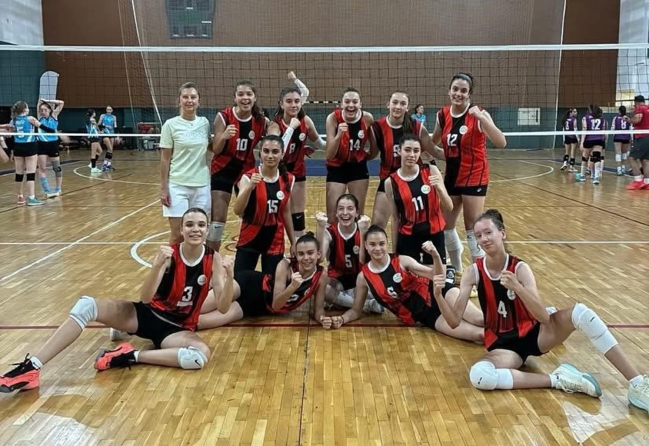 Eskişehir Kız Voleybol Takımı, Türkiye Yarı Finallerine Yükseldi!