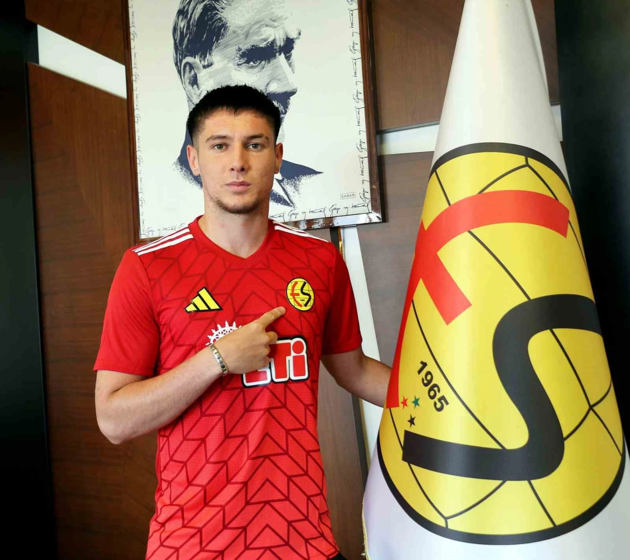 Eskişehirspor'dan Önemli Gelişme: Hasan Şen ile Sözleşme Yenilendi!