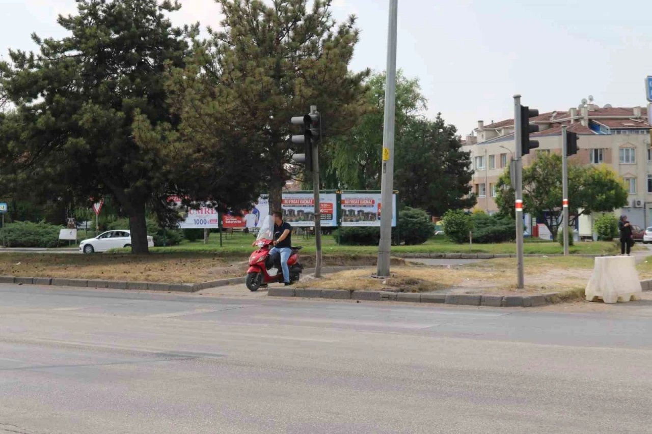 Kask takmadan yaya geçidinden geçen motosikletli kuralları hiçe saydı