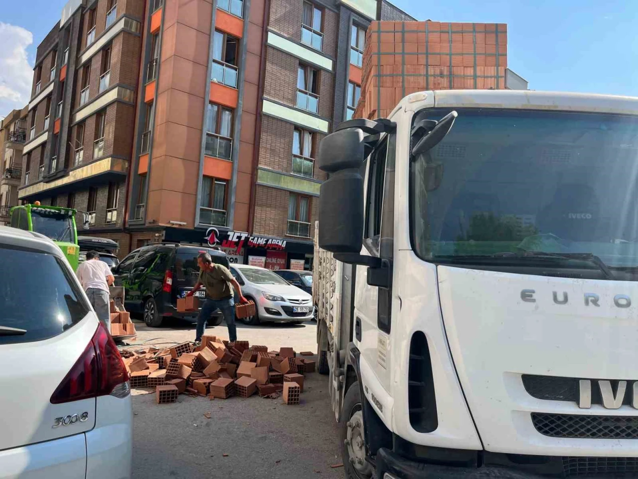 Kamyon Yükünden Düşen Tuğlalar Sebebiyle Yol Trafiğe Geçiçi Süre Kapatıldı