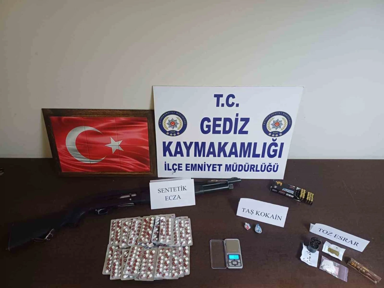 Kütahya Polisi Şok Baskın! Sentetik Ecza, Kokain, Eroin...