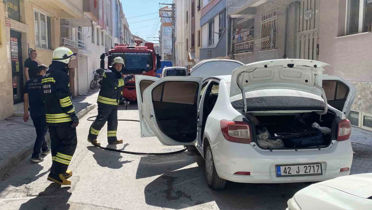 Park halindeki otomobilde yangın çıktı