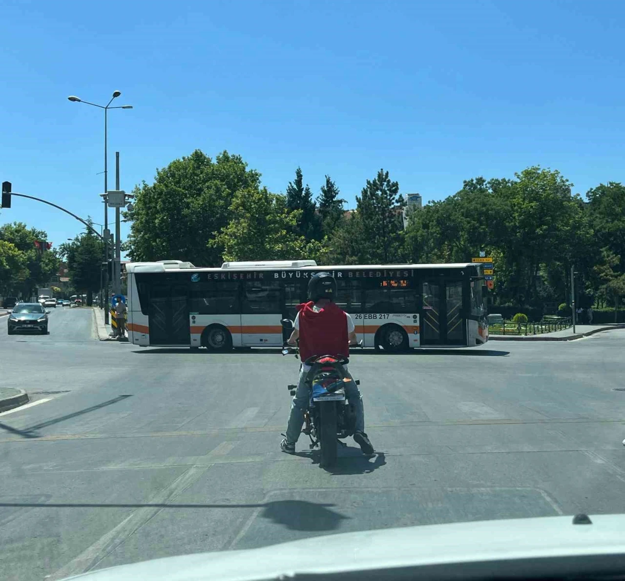 Eskişehir’de Motosiklet Sürücüsünün Kuralsızlığı ‘Bu Kadar Da Olmaz’ Dedirtti