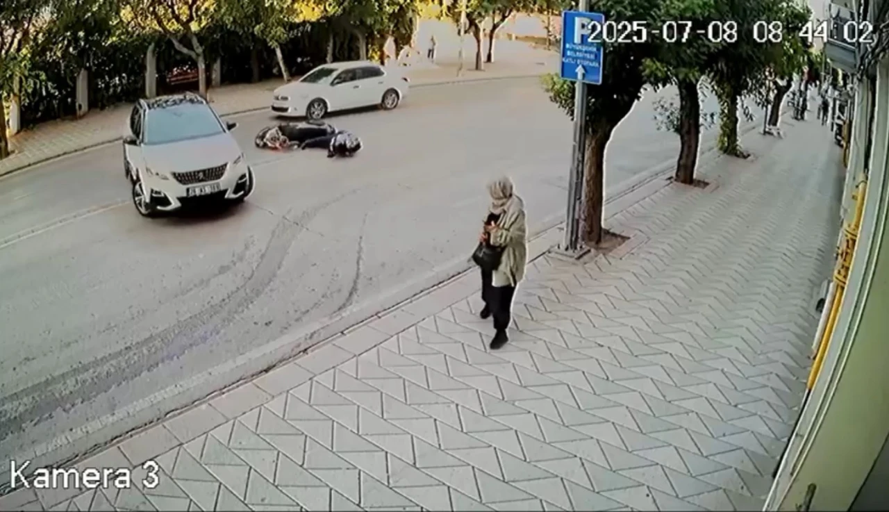 Atatürk Caddesi'nde U dönüşü kazası motosikletliyi yere düşürdü, sürücü yoluna devam etti