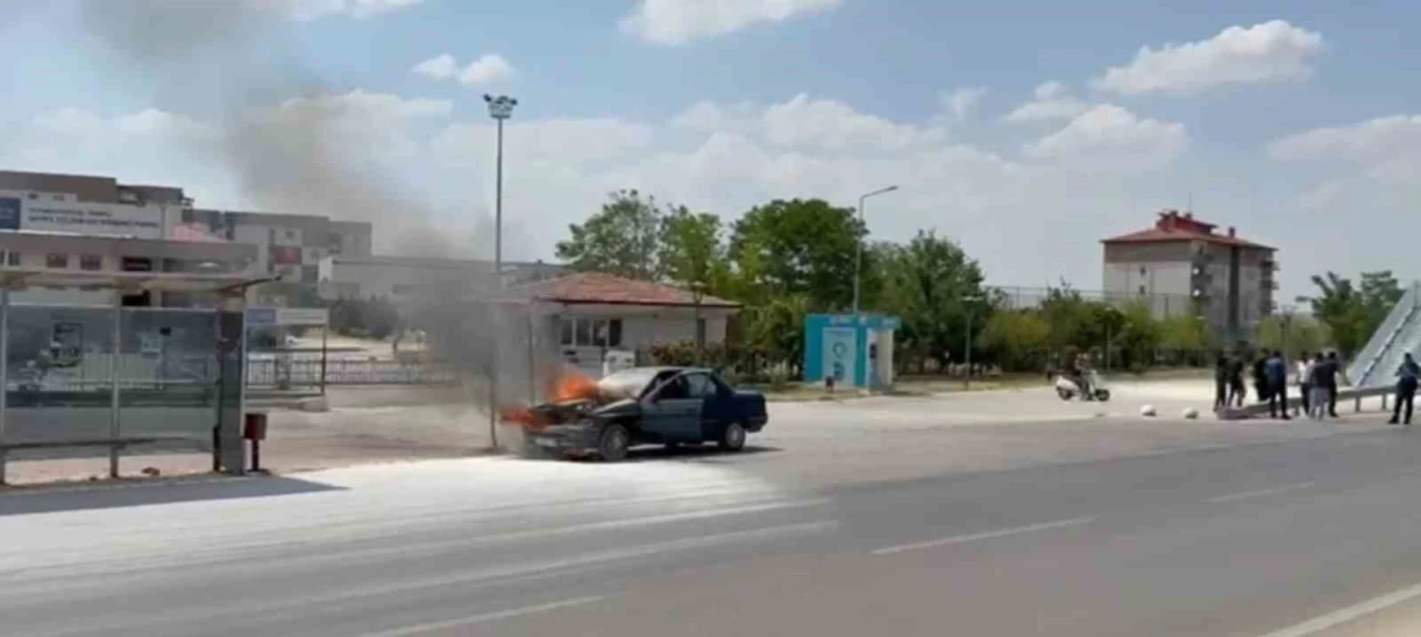 Afyonkarahisar'da seyir halindeki otomobil alev aldı