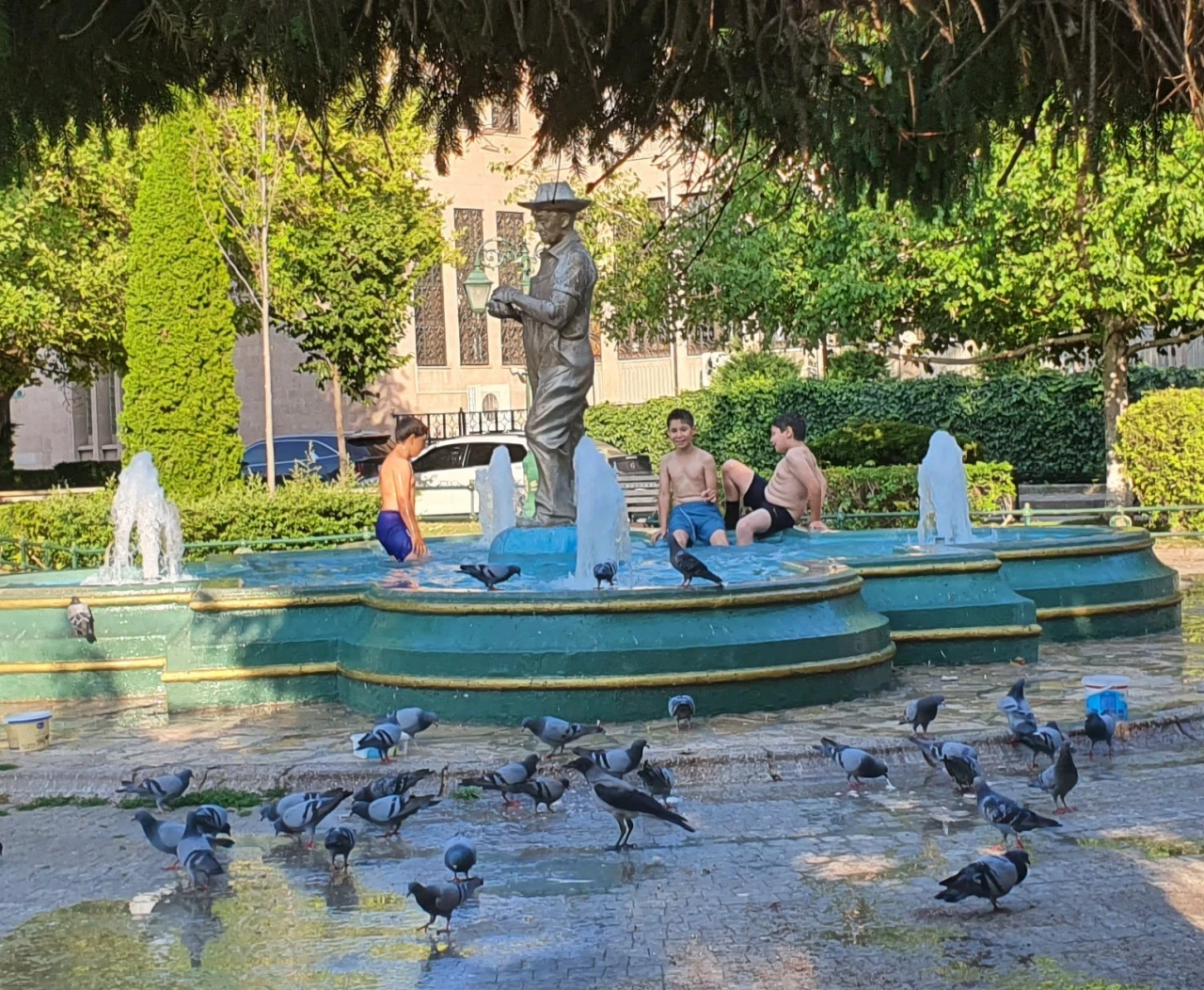 Çocuklar serinlemek için süs havuzuna girdi, endişeye sebep oldu