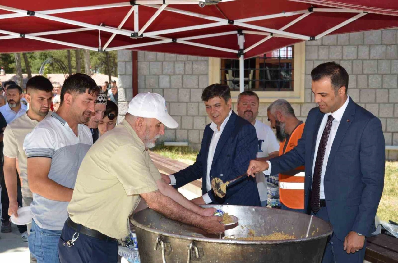 Söğüt’te Asırlık Gelenek: Şifalı Pilav Etkinliği Yoğun İlgi Gördü