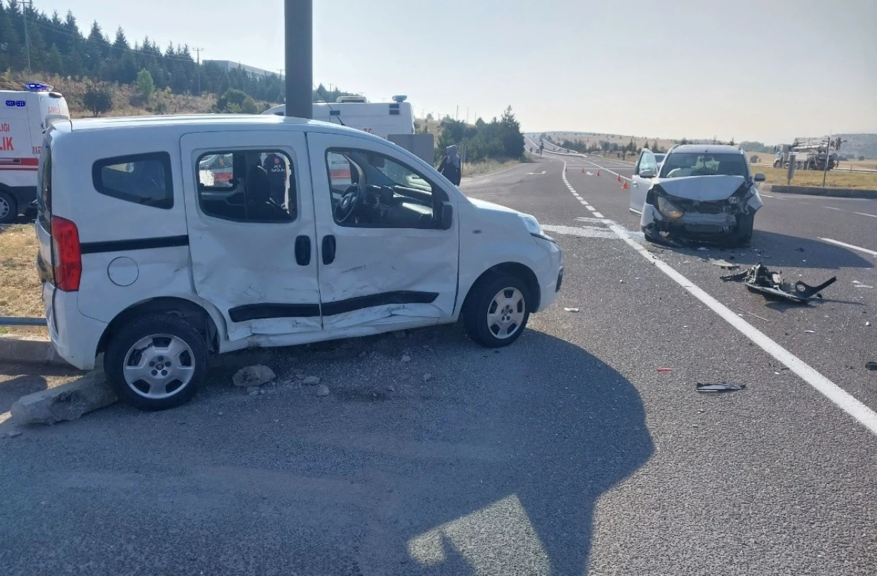 Tavşanlı’da İki Hafif Ticari Araç Çarpıştı, 4 Kişi Yaralandı!