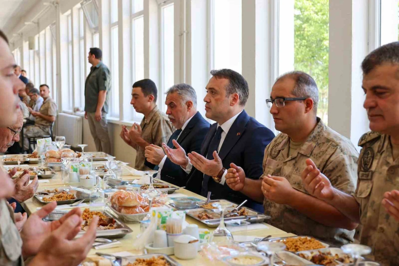 Vali Sözer, Mehmetçiklerle Birlikte Sofrada Buluştu!