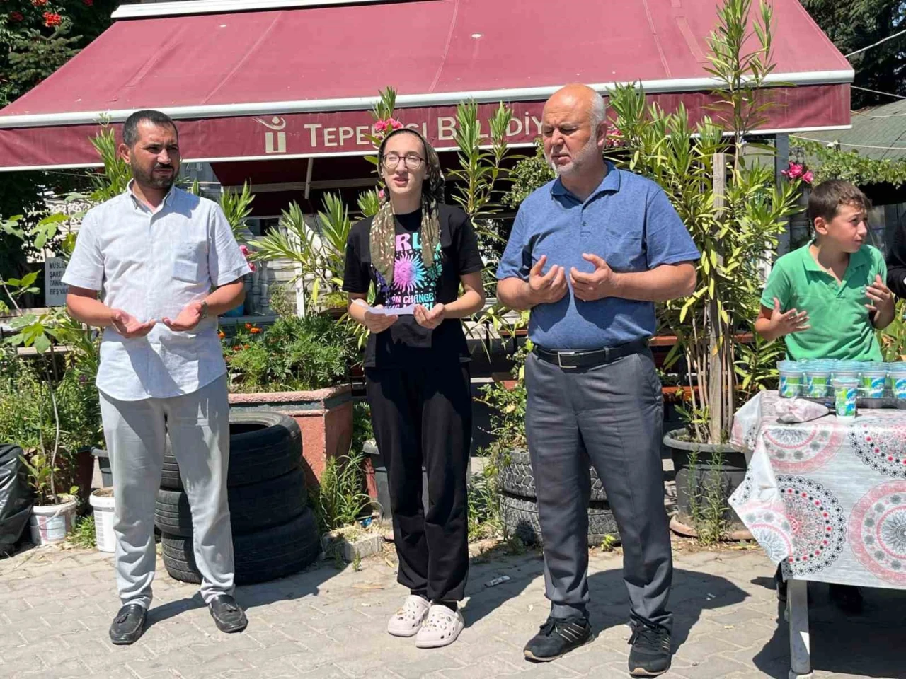 Vefat eden oğlunun anısına Kur'an kursu öğrencilerine ikramda bulundu