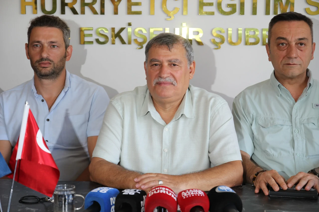 HÜR-SEN: "Sendikalar Tiyatro Oynuyor"