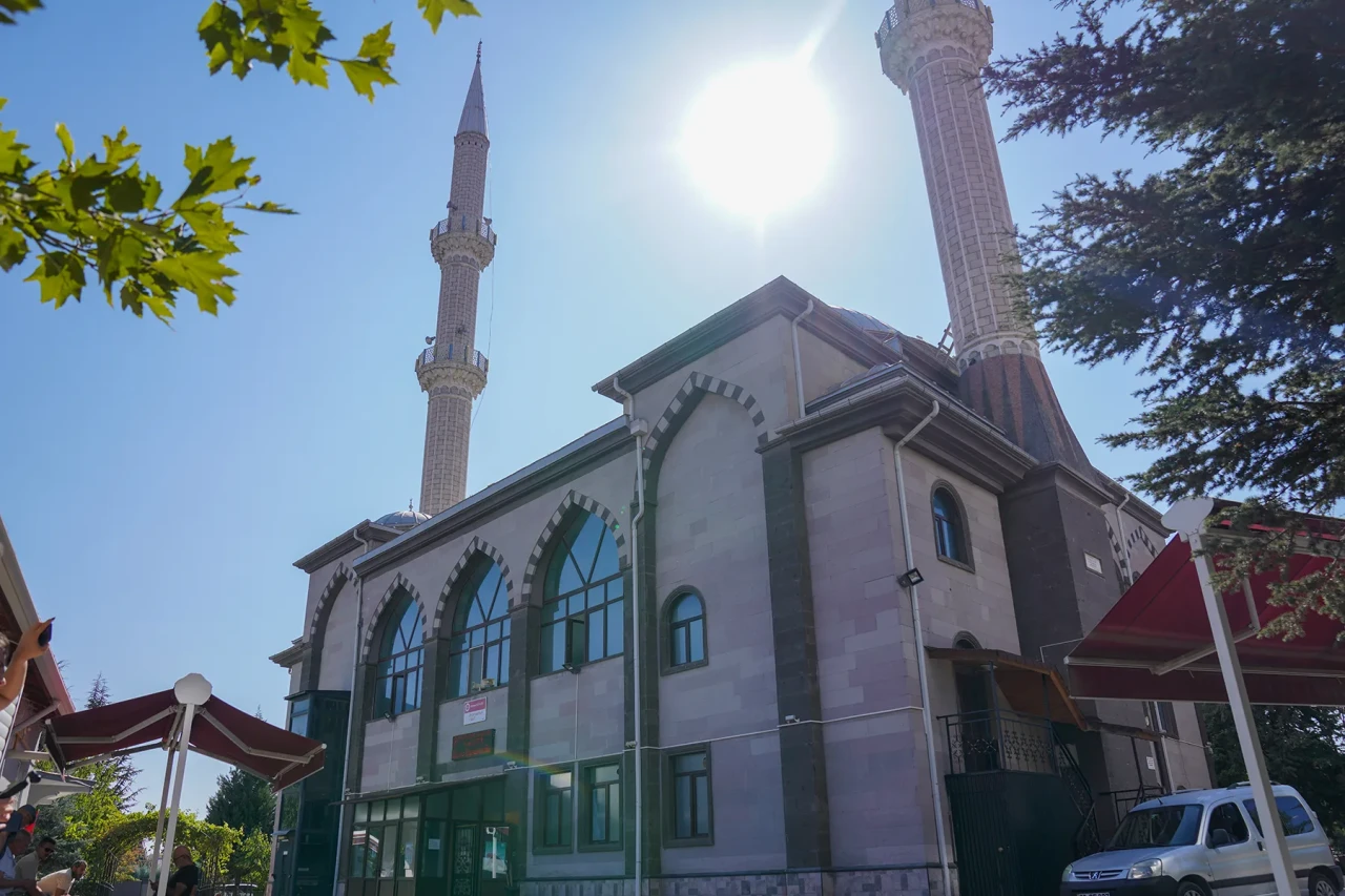 Tepebaşı’nda Camiler Düzenli Olarak Temizleniyor