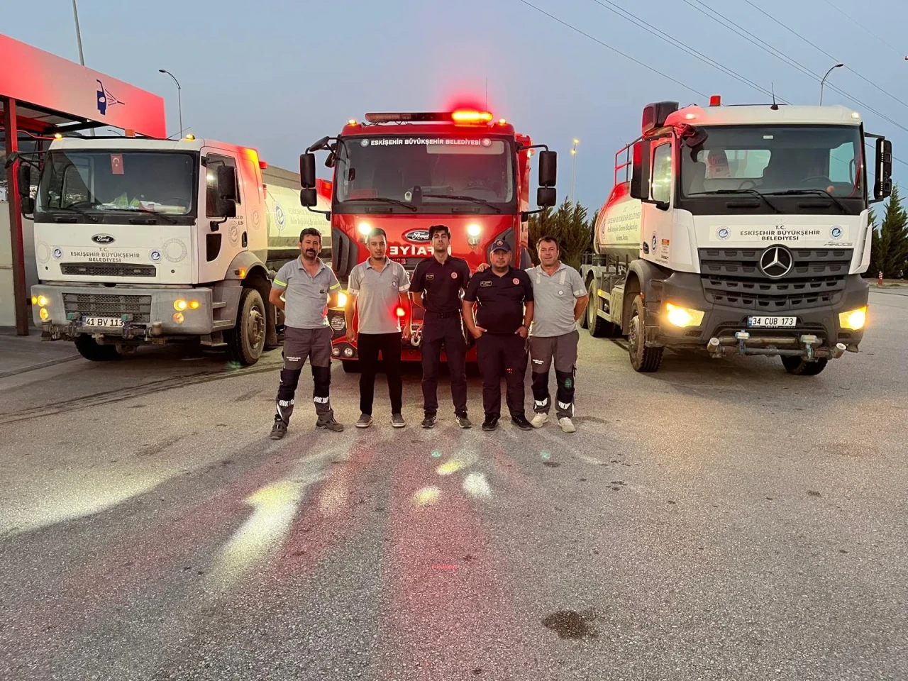 Büyükşehir Ekipleri Yangınla Mücadelede Görev Başında