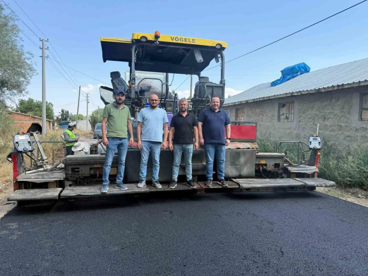 Şuhut’ta Ortapınar köy yolunda asfalt çalışmaları tamamlanmak üzere