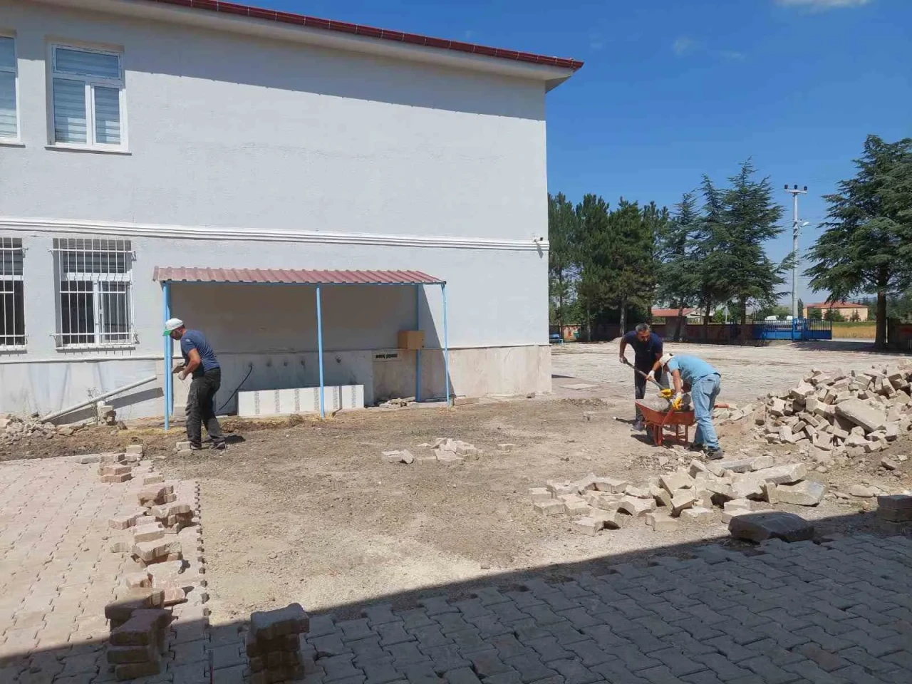 Şuhut’ta Öğrenciler İçin El Ele Verdiler: Okul Bahçesini Kendileri Düzenliyorlar