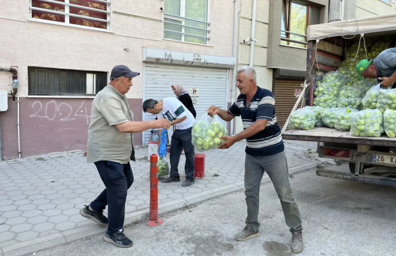 Çiftçiden fahiş fiyatlara tepki: Ürettiği biberleri ücretsiz dağıttı
