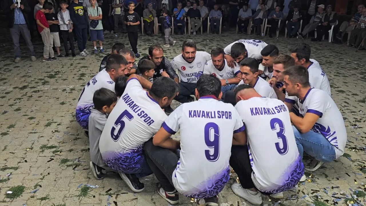 AFYONKARAHİSAR’DA ZAFER KUPASI ŞAMPİYONU KAVAKLI SPOR COŞKUYLA KUTLANDI