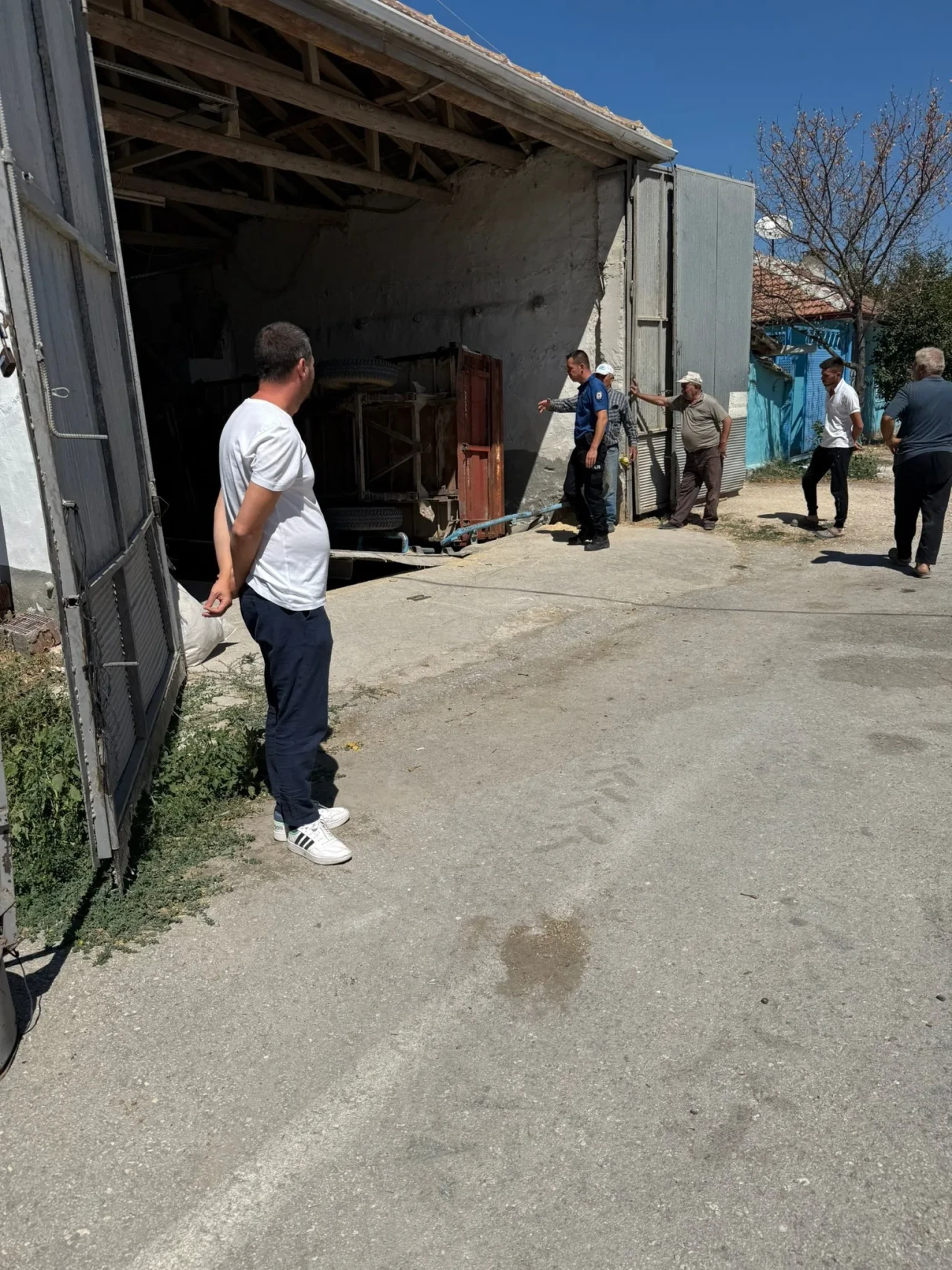 Yem Kırma Makinesine Düşen İşçi Ağır Yaralandı