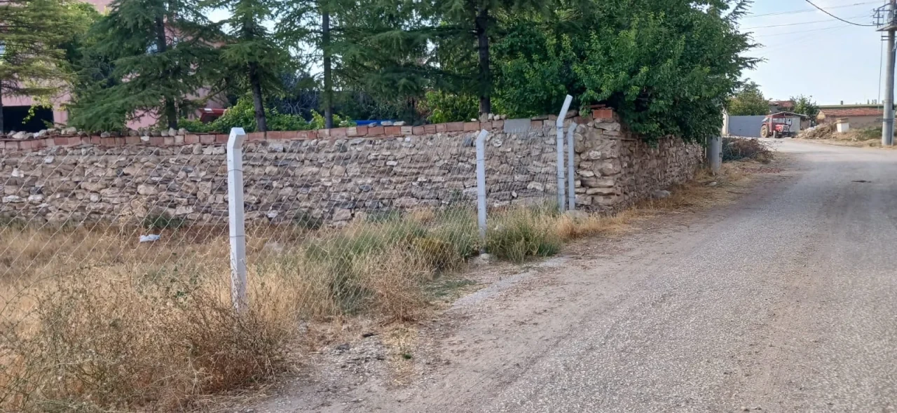 Seyitgazi’de tel çit gerginliği: Vatandaştan belediyeye tepki