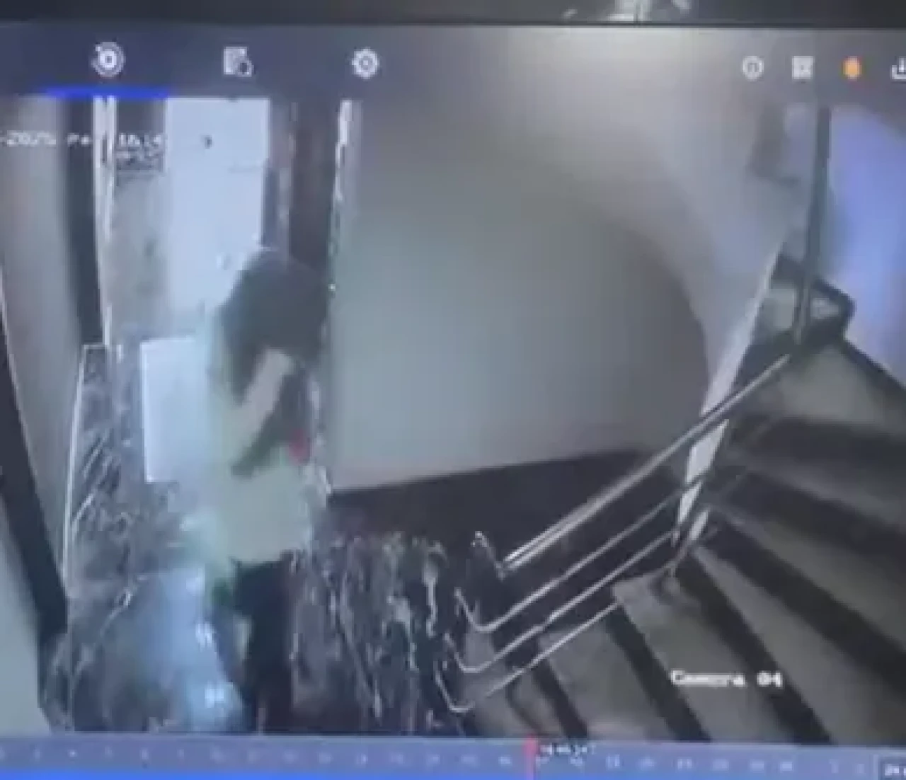 Eskişehir'de apartmana hırsızlık amacıyla giren iki kadın kamerada görüntülendi