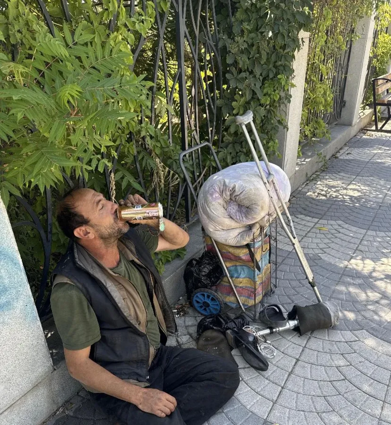 Dilencinin alkol keyfi zabıtaya takıldı