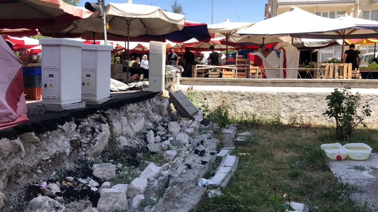 Yıkılan Bahçe Duvarı Mahallede Gerginliğe Neden Oldu