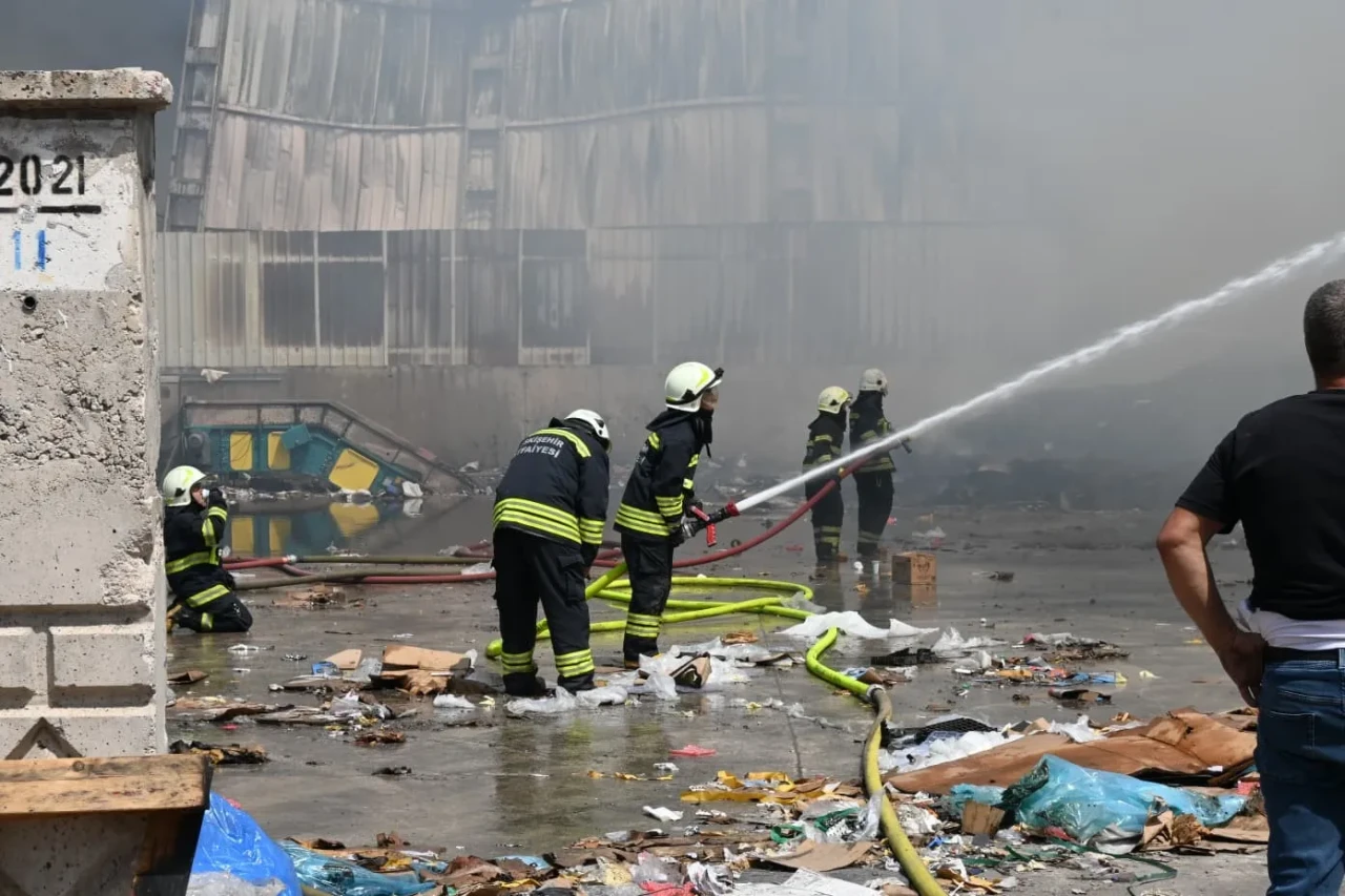 Eskişehir’de Geri Dönüşüm Tesisinde Korkutan Yangın