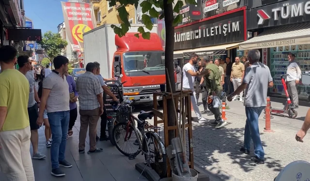 Eskişehir’de Yol Verme Kavgası Kamerada: Sopalı, Yumruklu Kavga
