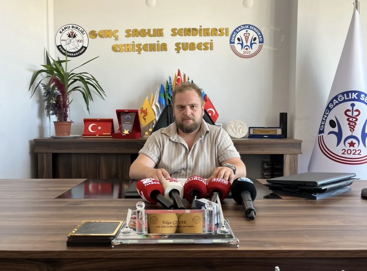 Genç Sağlık-Sen’den Sert Tepki: “Biz Hayat Kurtarırken Onlar Poz Veriyor”