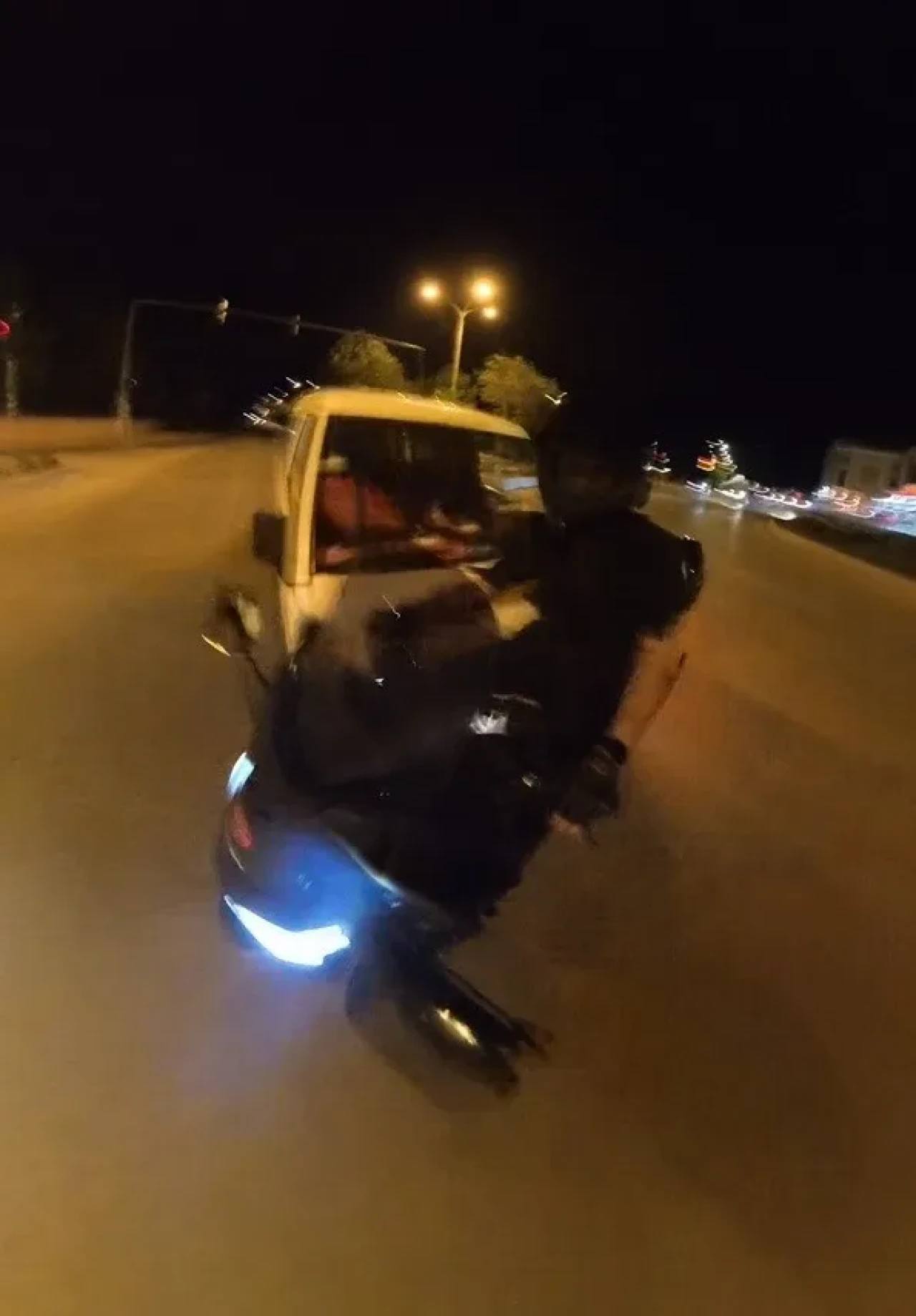 Eskişehir’de dehşet anı! Motosikletliye çarpıp kamerayı çalmaya kalktılar