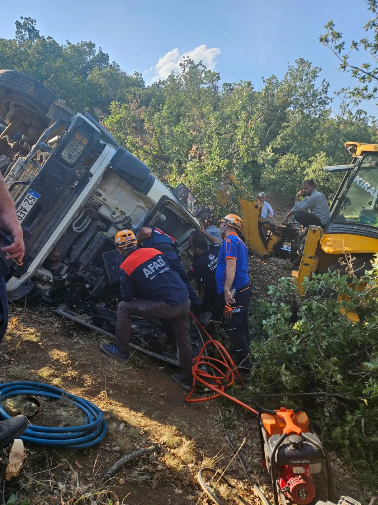 Beton mikseri şarampole devrildi: 1 yaralı